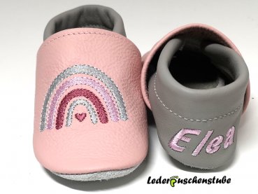 Lederpuschen rosa grau mit Namen Ferse rosa und Stickerei Regenbogen grau-rosa-altrosa-grau Herz altrosa