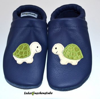 Lederpuschen jeansblau mit beiderseits Schildkröte Doodle (hellgrün-creme)