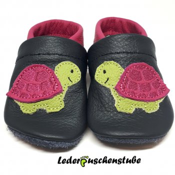 Lederpuschen dunkelblau-pink mit Schildkröte Doodle pink-hellgrün