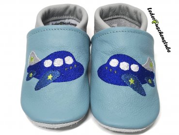 Lederpuschen babyblau-grau mit Stickerei Flugzeug 2 enzian-jeansblau-weiss-grau-anthrazit und Stern hellgrün