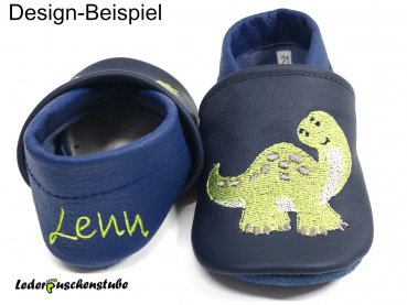 Lederpuschen dunkelblau-jeansblau, rechts Ferse den Namen hellgrün; Stickerei Flugdino und Dinosaurier (hellgrün-steingrau-creme) Die Krabbel Krabbe