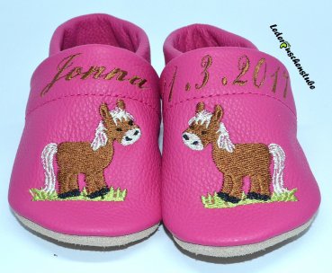 Lederpuschen-pink-mit-beiderseits-Pony-braun-creme-und-rechts-am-Spann-den-Namen-u.-links-Geburtsdatum-braun
