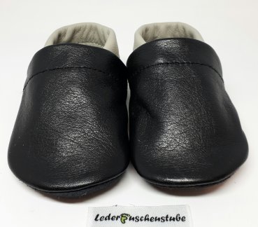 Lederpuschen schwarz-grau Schlicht, Lederpuschenstube.jpg