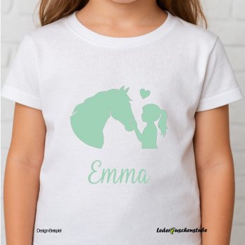 Design-Beispiel auf einem weißen Kinder T-Shirt mit Bügelbild Pferdekopf Mädchen und Name in mint