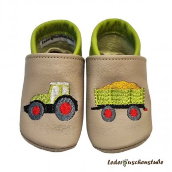 Fertig genähtes Paar Größe 19 Krabbelschuhe Traktor Anhängerladung hellgrün-rot