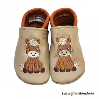 Lederpuschen in beige-braun mit Stickerei Pony Ida in braun-creme, schneller Versand in Größe 21