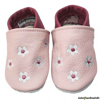 Krabbelschuhe rosa-altrosa; 6 Blümchen (weiß-altrosa)