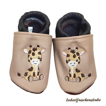 Lederpuschen beige-dunkelbraun mit beiderseits Stickerei Giraffe Jumi in (hellbraun-dunkelbraun-cappuccino-creme-weiß-schwarz-hautfarbe)  in Größe 21 fertig genäht und kann noch personalisiert werden