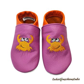 Krabbelschuhe in flieder-orange mit Stickerei Krebs in orange