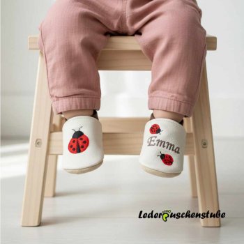 Krabbelschuhe creme-cappuccino, rechts Marienkäfer rot und links mittig Namen cappuccino mit 2 kleinen Marienkäfern Designbeispiel durch KI