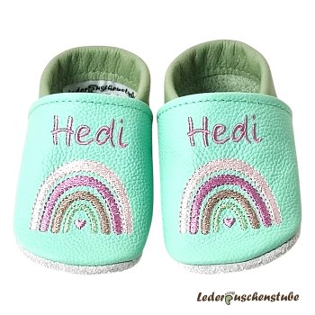 Krabbelschuhe Baby personalisiert – Lederpuschen in mint-pistazie, beiderseits Namen am Spann orchidee und beiderseits Regenbogen (rosa-orchidee-cappucino-pistazie) Herz (orchidee)