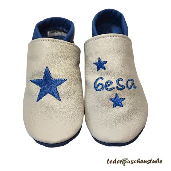 Krabbelschuhe personalisiert –Krabbelschuhe in creme-jeansblau mit rechts Stern jeansblau und links den Namen mit 2 kleinen Sternen Jeansblau