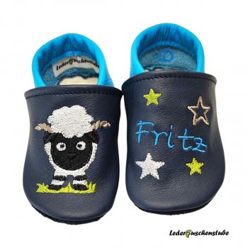 Krabbelschuhe in dunkelblau-lichtblau, mit rechts Walliser Schwarznasenschaf und links Namen (lichtblau) Sterne (hellgrün-weiß-cappuccino)