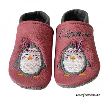 Krabbelschuhe altrosa-anthrazit, links am Spann den Namen anthrazit und beiderseits Stickerei Pingu Federn (flieder-orchidee)
