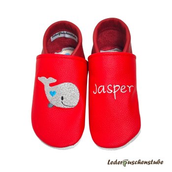 Babyschuhe Leder mit Namen – Lederpuschen in rot-dunkelrot mit rechts Wal mit Stern lichtblau und links Namen (weiß)
