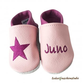 Krabbelschuhe rosa-flieder, rechts Stern flieder und links Name mittig flieder