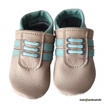 Krabbelschuhe als Turnschuh in beige-pastelltuerkis, Stickerei Schnürsenkel (passteltürkis-anthrazit) und Streifen (pastelltuerkis)