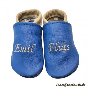 Lederpuschen personalisiert Geschenk zur Geburt – Krabbelschuhe in jeansblau-beige mit beiderseits mittig den Namen (beige)