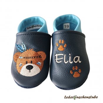 Krabbelschuhe dunkelblau-hellblau; rechts IndiBär braun-creme Federn lichtblau-hellblau; links Namen creme und 2 Tatzen braun