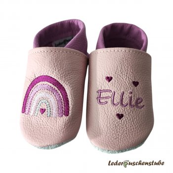 Krabbelschuhe rosa-flieder mit Namen ochridee 3 Herzen flieder links und rechts Regenbogen flieder-orchidee-rosa-grau Herz flieder