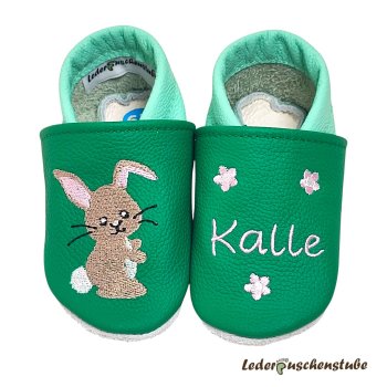 Krabbelschuhe mittelgrün-mint, rechts Hase (cappuccino) und links Namen rosa mit 3 kleinen Blumen rosa-weiß