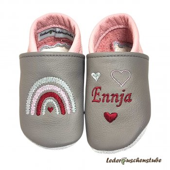 Krabbelschuhe Baby personalisiert – Krabbelschuhe steingrau-rosa, mit Regenbogen grau-rosa-burgunder-grau, Herz burgunder rechts und links Namen burgunder, Herzen grau-rosa-burgunder