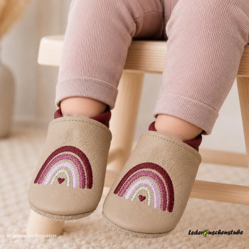 Krabbelschuhe in beige-burgunder, beiderseits Regenbogen (burgunder-altrosa-rosa-creme Herz burgunder  (Ki generiertes Produktbild)