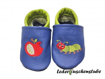 Lederpuschen jeansblau-hellgrün; Apfel & Raupe hellgrün
