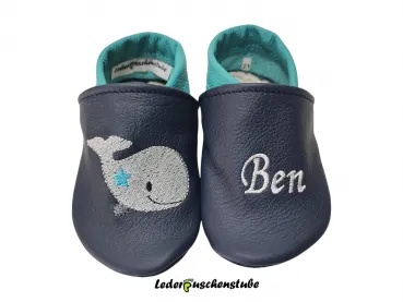 Babyschuhe Leder mit Namen – Lederpuschen dunkelblau-türkis, rechts Wal mit Stern grau-anthrazit-schwarz-türkis, links Namen weiß