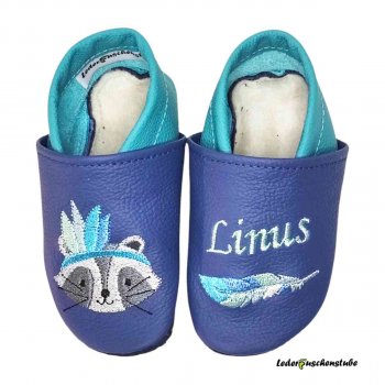 Lederpuschen jeansblau-türkis mit Namen mint und Feder, rechts Waschbär Indianer mint-grau-türkis-lichtblau
