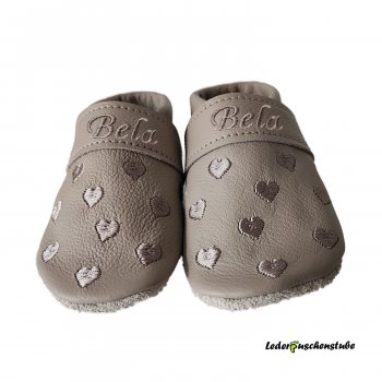 Lederpuschen beige, Lederspannband beige; Herzchen beige, mit Namen beige beiderseits Spann