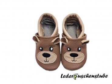 Lederpuschen cappuccino-beige mit Bär (Gesicht Augen, Nase und Mund geschickt) Ohren (Leder cappuccino) und Schnauze (Leder beige)