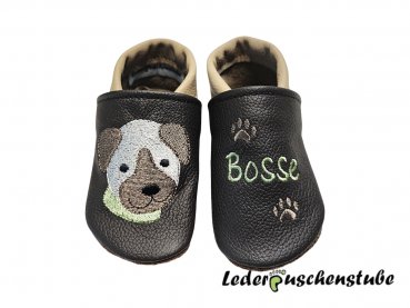 Lederpuschen dunkelbraun-beige, Hundekopf (weiß-beige-schwarz-pistazie) mit Namen (pistazie) und 2 Hundepfoten (beige)