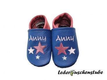 Lederpuschen jeansblau-altrosa mit Namen rosa beiderseits am Spann und 3 unterschiedliche Sterne in altrosa-rosa-weiß