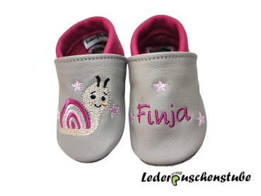 Lederpuschen grau-pink mit rechts Regenbogenschnecke (creme-schwarz-hellbraun pink-grau-rosa-pink-grau-pink) Sterne rosa und links Namen pink mit 3 kleinen Sternen rosa
