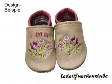 Lederpuschen beige-altrosa mit rechts Namen am Spann (altrosa) sowie beiderseits Stickerei Blumenstrauß (hellgrün-altrosa-rosa)