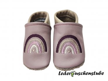 Lederpuschen dunkelblau-hellgrün mit Stickerei Apfel und Raupe Grösse 20