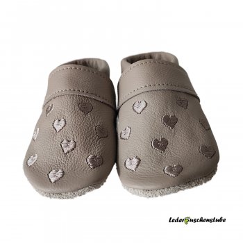 Lederpuschen beige, Lederspannband beige; Herzchen beige