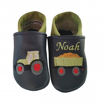 Lederpuschen dunkelblau-hellgrün,  mit Namen links am Spann hellgrün;Traktor Anhängerladung hellgrün-rot