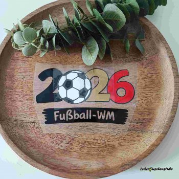 Hier habe ich das fertig geschnittene Motiv 2026 Fußball WM auf einen Holzteller zusammengelegt.