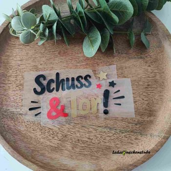 Hier habe ich das fertig geschnittene Motiv Schuss und Tor auf einen Holzteller zusammengelegt.