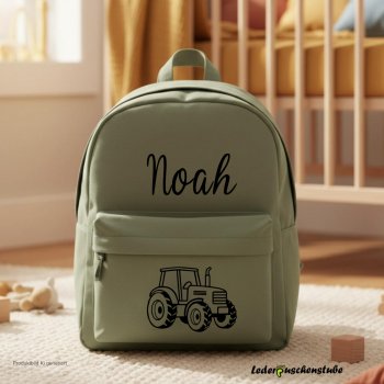 Designbeispiel auf einen Kinder Rucksack mit Namen und Plotterdatei Traktor Silhouette