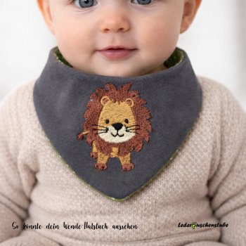 Wende Halstuch mit Stickerei Löwe steht Designbeispiel am Baby