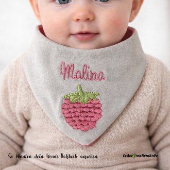 Wende Halstuch mit Namen und Stickerei Himbeere Designbeispiel über KI am Baby