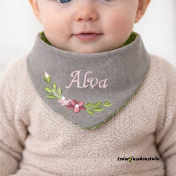 Design Beispiel mit dem Wendehalstuch mit Namen und Ranke 3 an einem Baby