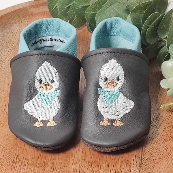 Gr.20 - Krabbelschuhe in dunkelbraun-babyblau mit Stickerei Entengans (Tuch babyblau). Versandfertig