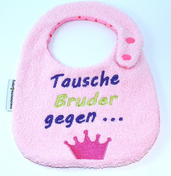 Lätzchen Frottee (rosa) und Text Tausche Bruder gegen Krone (lila-hellgrün-lila-pink), Rückseite Jersey (rosa Sterne rot), Druckknopf (pink)