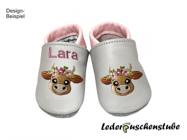 Lederpuschen grau-rosa mit Name rechts am Spann (altrosa) und beiderseits Stickerei Boho Kuh (braun-hellbraun, Blume rosa-altrosa, hellgrün)