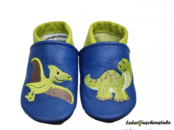 Lederpuschen jeansblau-hellgrün, Stickerei Flugdino und Dinosaurier (hellgrün-steingrau-creme)