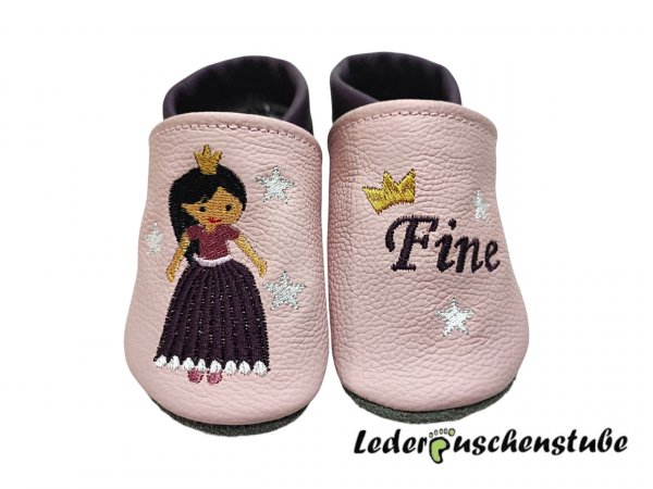 Lederpuschen rosa-pflaume mit Namen pflaume Prinzessin Kleid pflaume-rosa-altrosa, Schuhe orchidee Haare schwarz Krone gold und Sterne weiß